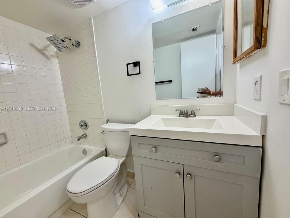 For Sale: $205,000 (2 beds, 2 baths, 820 Square Feet)