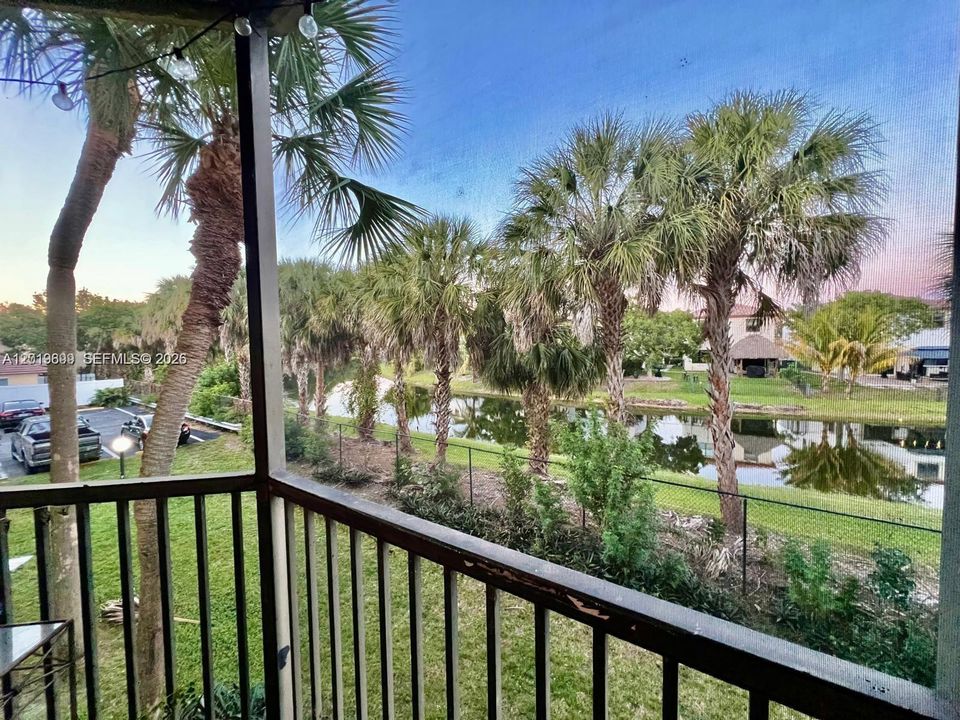 For Sale: $205,000 (2 beds, 2 baths, 820 Square Feet)