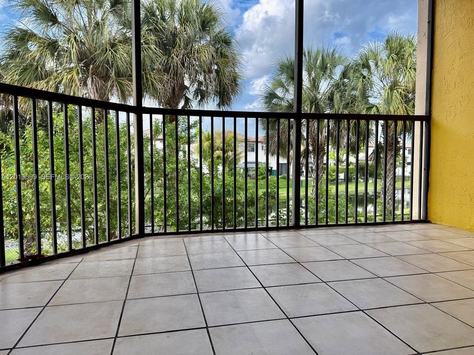 For Sale: $205,000 (2 beds, 2 baths, 820 Square Feet)