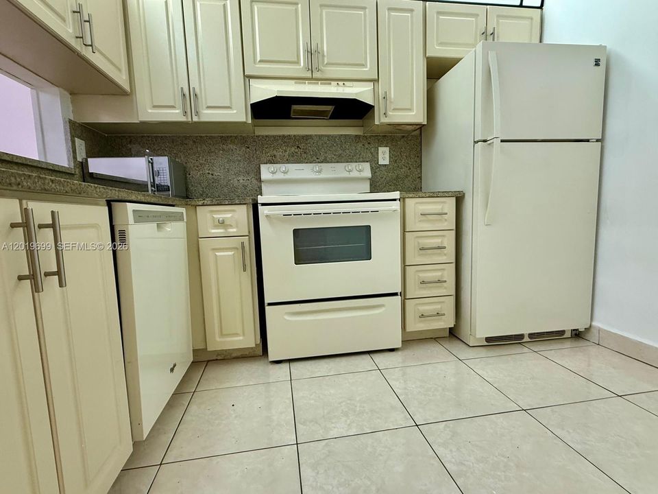 For Sale: $205,000 (2 beds, 2 baths, 820 Square Feet)
