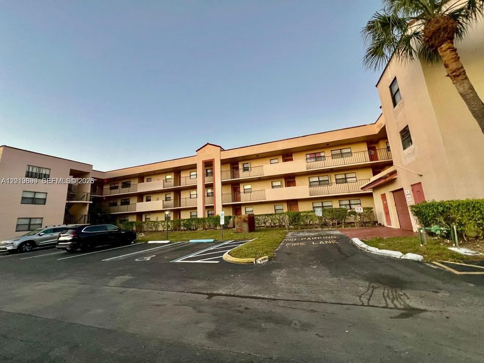 For Sale: $205,000 (2 beds, 2 baths, 820 Square Feet)