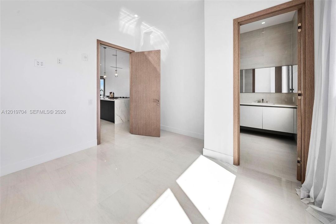 For Rent: $12,000 (3 beds, 3 baths, 2850 Square Feet)