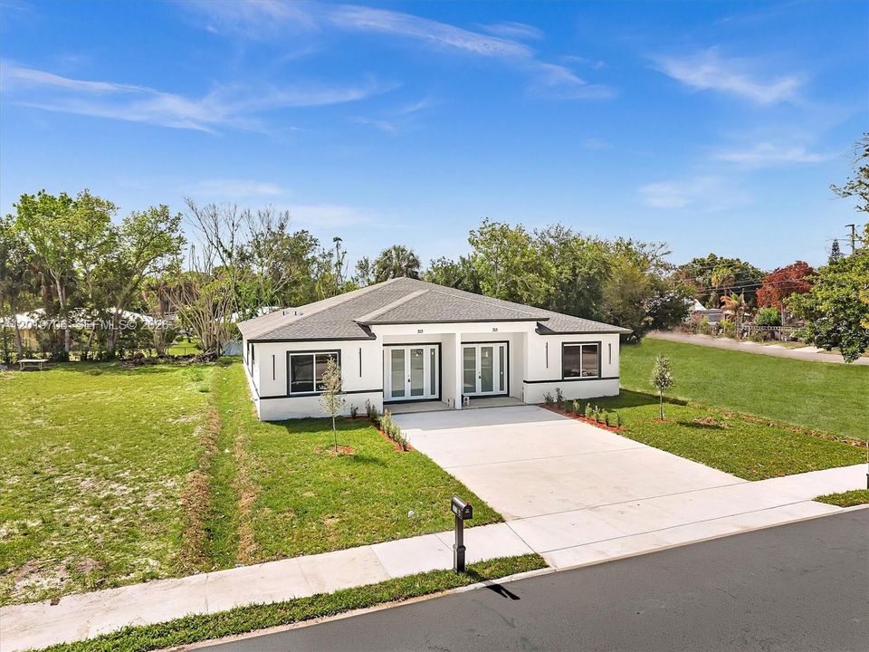 For Rent: $3,800 (5 beds, 3 baths, 1783 Square Feet)