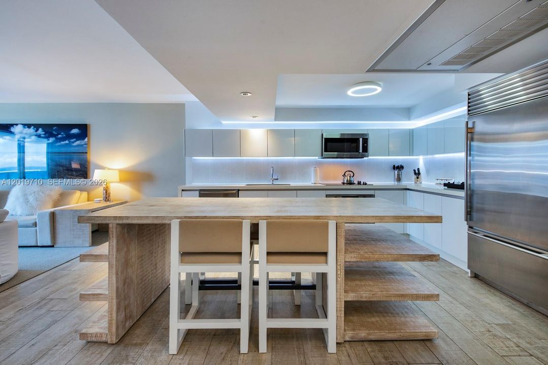 For Rent: $22,500 (1 beds, 1 baths, 866 Square Feet)