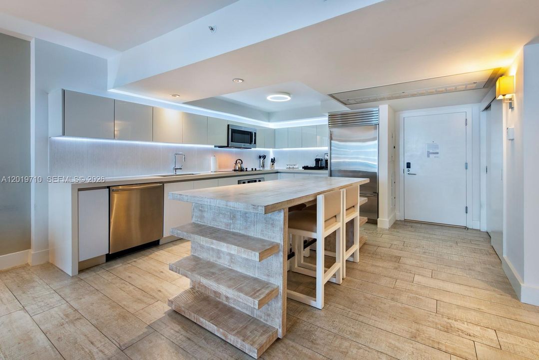 For Rent: $22,500 (1 beds, 1 baths, 866 Square Feet)