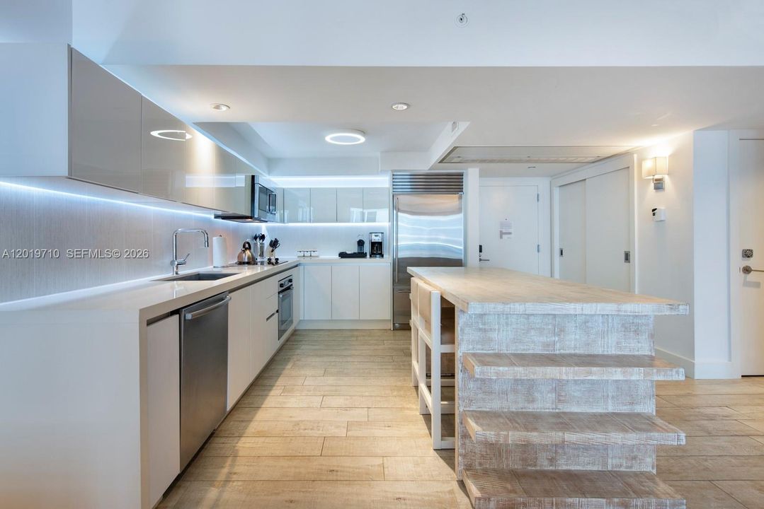 For Rent: $22,500 (1 beds, 1 baths, 866 Square Feet)
