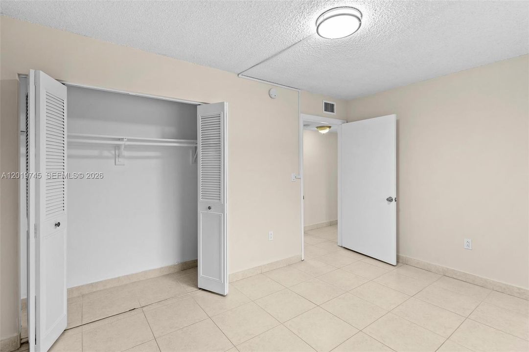 En Venta: $240,000 (2 camas, 2 baños, 965 Pies cuadrados)