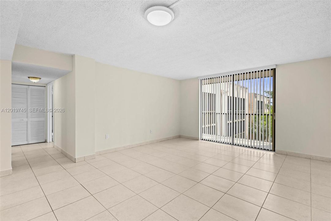 En Venta: $240,000 (2 camas, 2 baños, 965 Pies cuadrados)