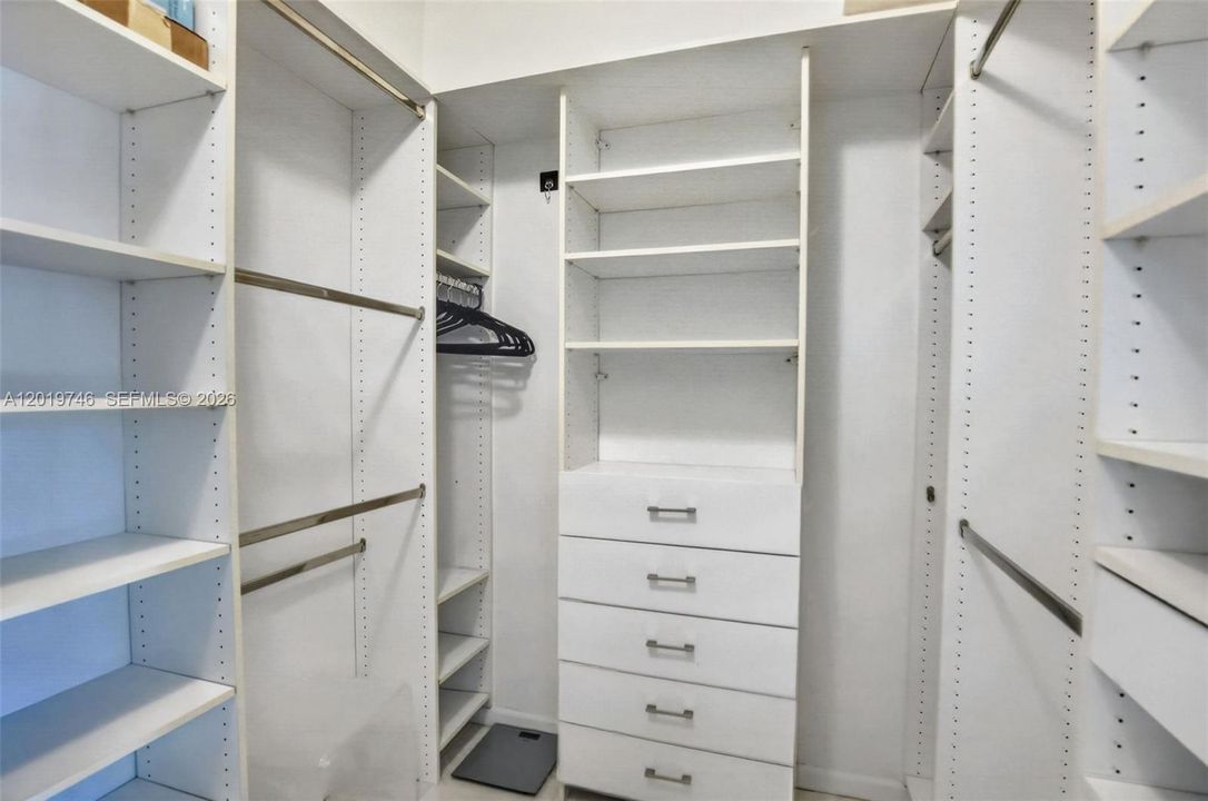 В аренду: $10,999 (6 спален, 3 ванн, 3440 Квадратных фут)