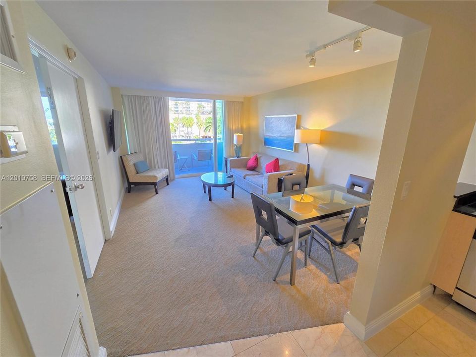 For Sale: $155,000 (1 beds, 1 baths, 586 Square Feet)