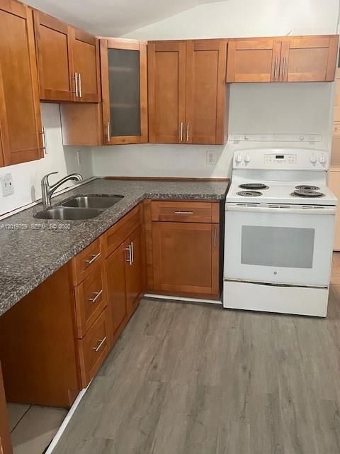 For Sale: $355,000 (3 beds, 1 baths, 718 Square Feet)