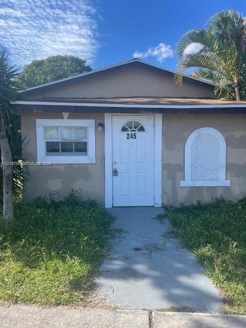 For Sale: $355,000 (3 beds, 1 baths, 718 Square Feet)