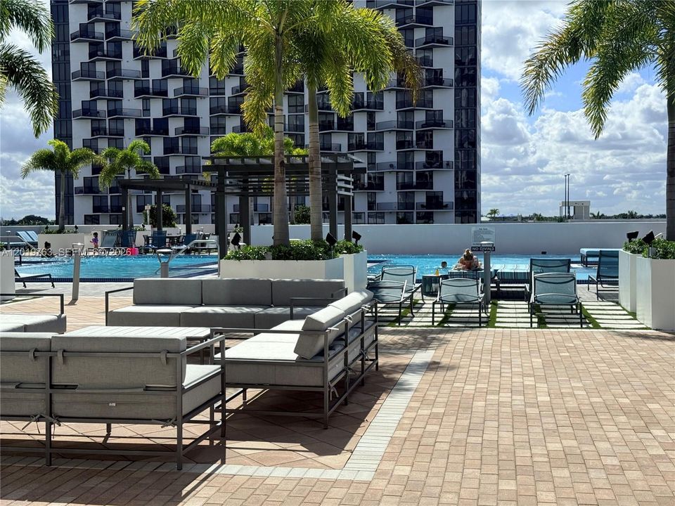 Active With Contract: $4,100 (2 beds, 2 baths, 1024 Square Feet)