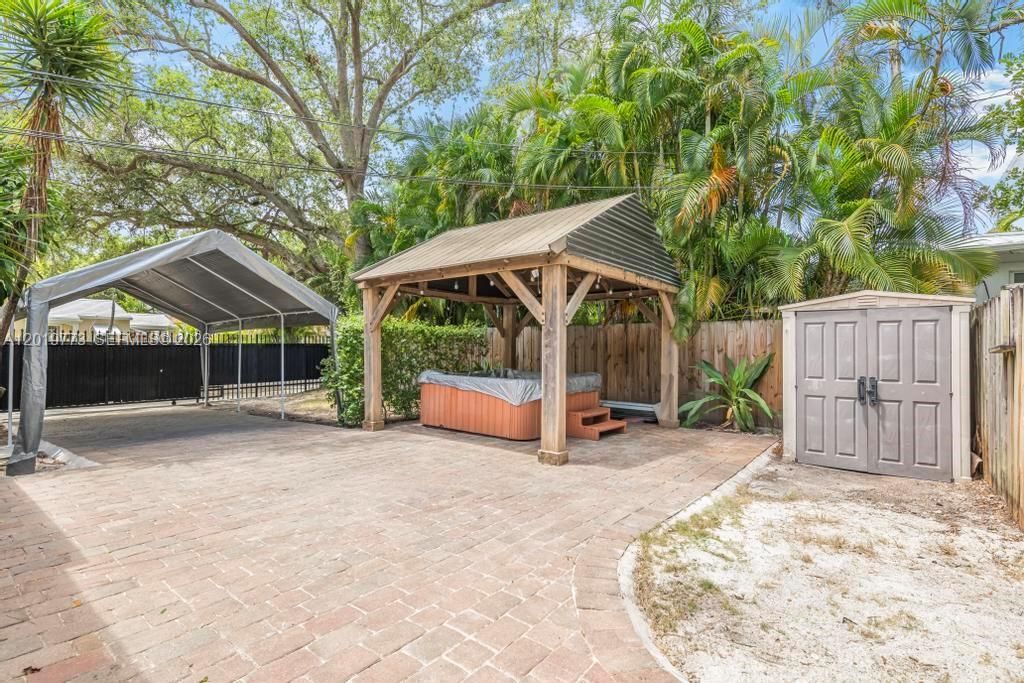 Activo con contrato: $1,425,000 (0.11 acres)