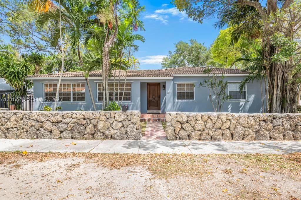 Activo con contrato: $1,425,000 (0.11 acres)