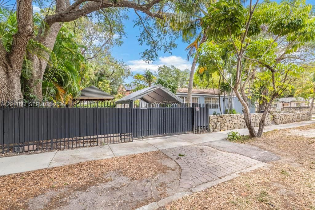 Activo con contrato: $1,425,000 (0.11 acres)