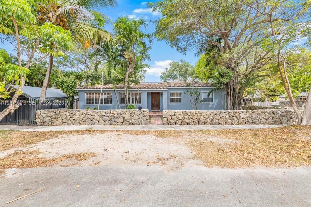 Activo con contrato: $1,425,000 (0.11 acres)