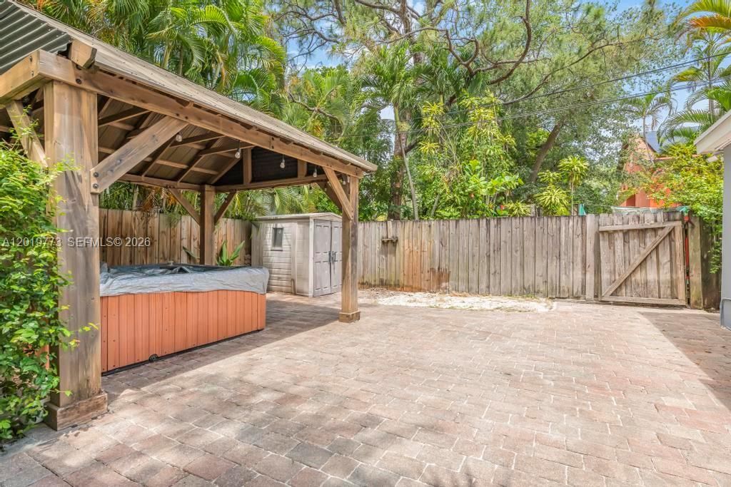 Activo con contrato: $1,425,000 (0.11 acres)