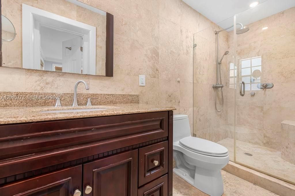 Activo con contrato: $1,425,000 (0.11 acres)