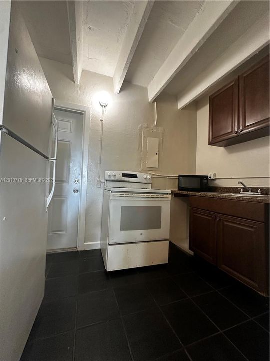 For Rent: $1,575 (2 beds, 1 baths, 966 Square Feet)