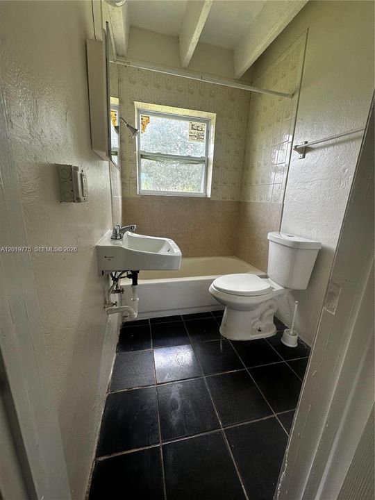 For Rent: $1,575 (2 beds, 1 baths, 966 Square Feet)