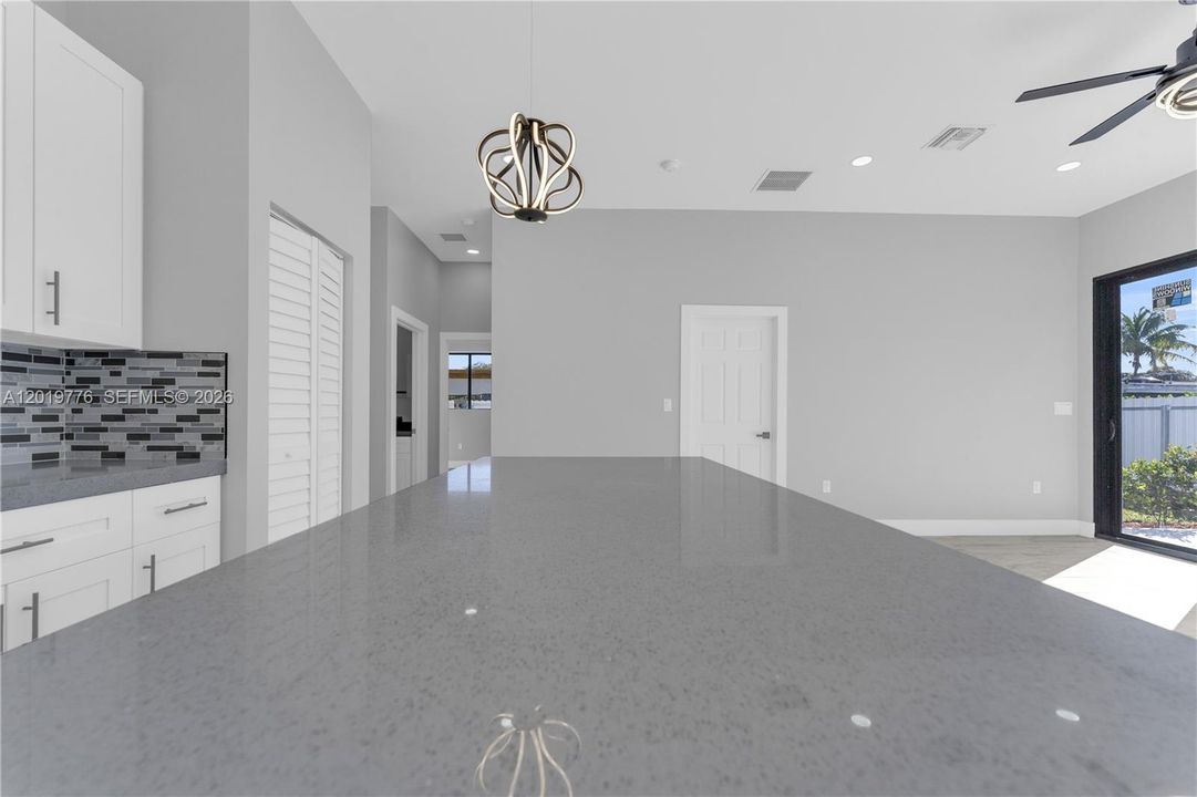 En Venta: $699,999 (4 camas, 3 baños, 1602 Pies cuadrados)