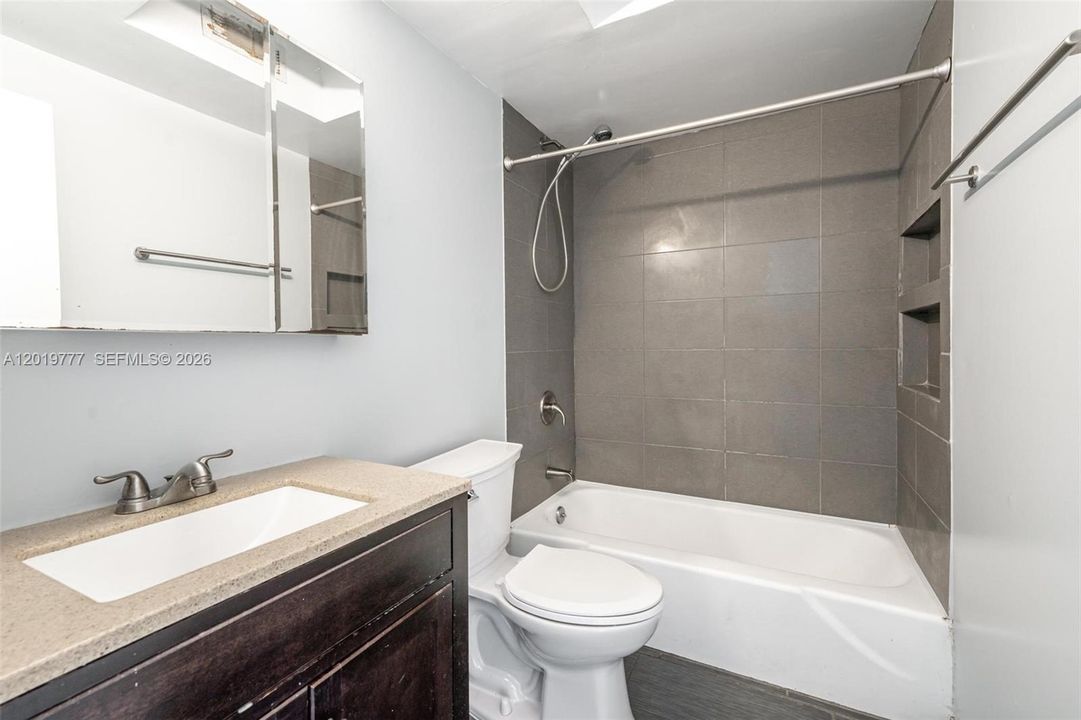 Active With Contract: $1,600 (0 beds, 1 baths, 474 Square Feet)