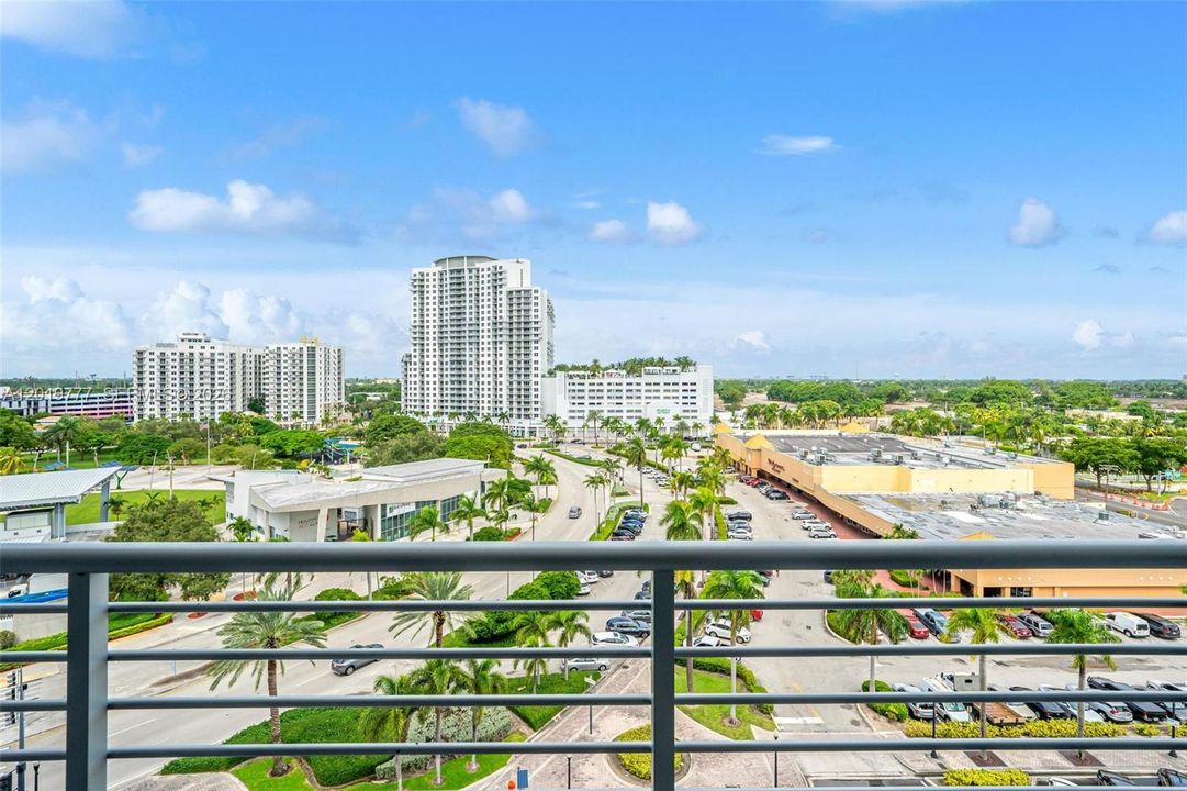 Active With Contract: $1,600 (0 beds, 1 baths, 474 Square Feet)