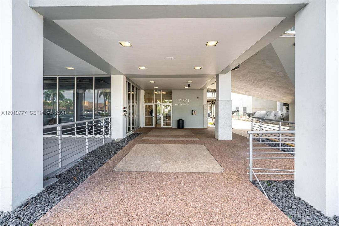 Active With Contract: $1,600 (0 beds, 1 baths, 474 Square Feet)