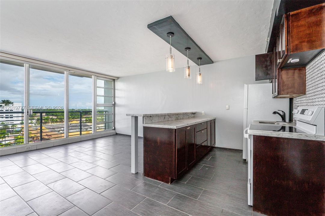 Active With Contract: $1,600 (0 beds, 1 baths, 474 Square Feet)
