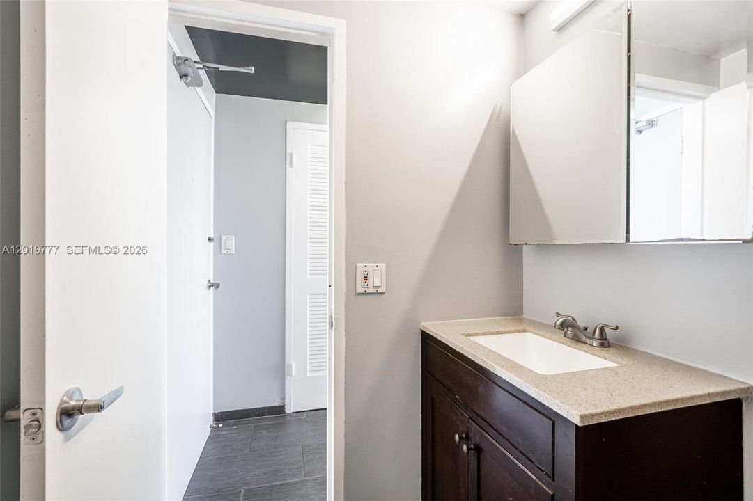 Active With Contract: $1,600 (0 beds, 1 baths, 474 Square Feet)