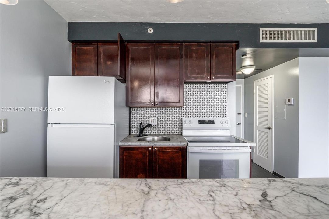Active With Contract: $1,600 (0 beds, 1 baths, 474 Square Feet)