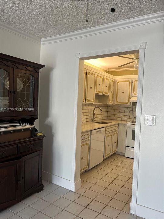 For Sale: $199,000 (2 beds, 2 baths, 861 Square Feet)