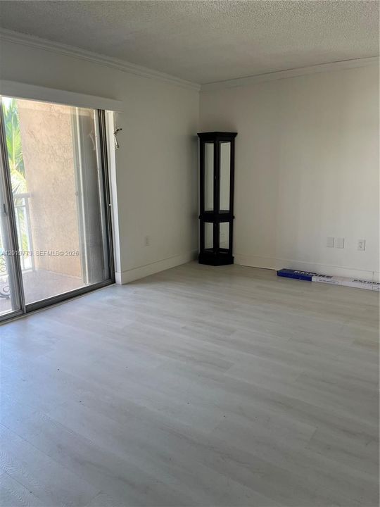 For Sale: $199,000 (2 beds, 2 baths, 861 Square Feet)