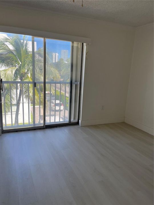 For Sale: $199,000 (2 beds, 2 baths, 861 Square Feet)