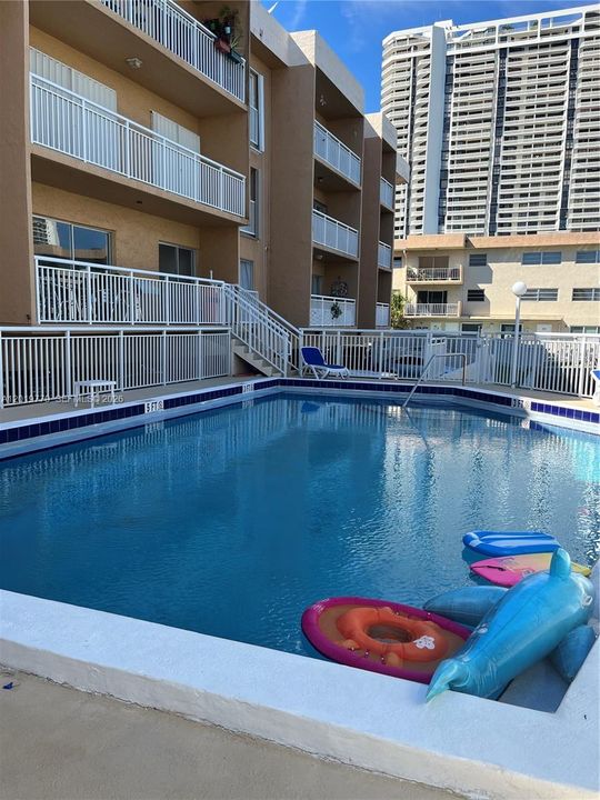 For Sale: $199,000 (2 beds, 2 baths, 861 Square Feet)