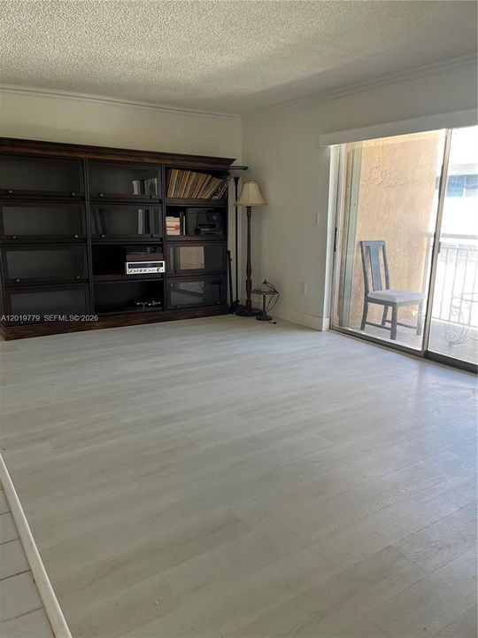 For Sale: $199,000 (2 beds, 2 baths, 861 Square Feet)