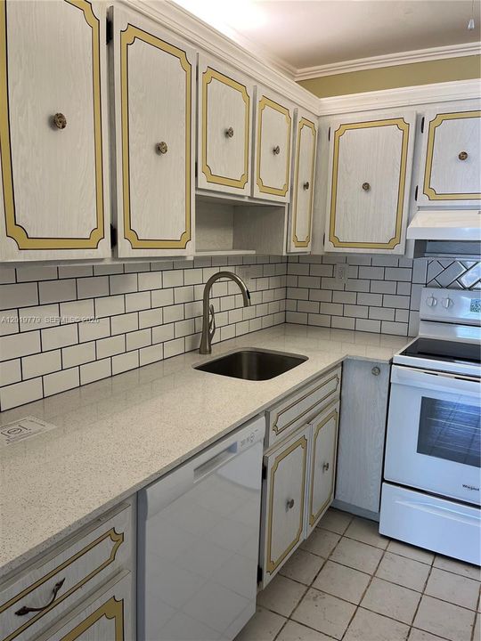 For Sale: $199,000 (2 beds, 2 baths, 861 Square Feet)