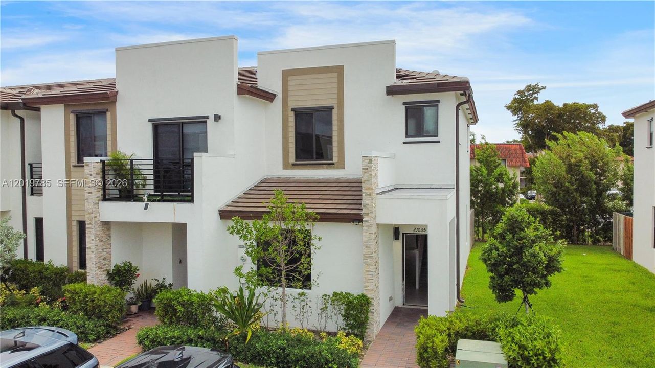 For Sale: $460,000 (3 beds, 3 baths, 1320 Square Feet)