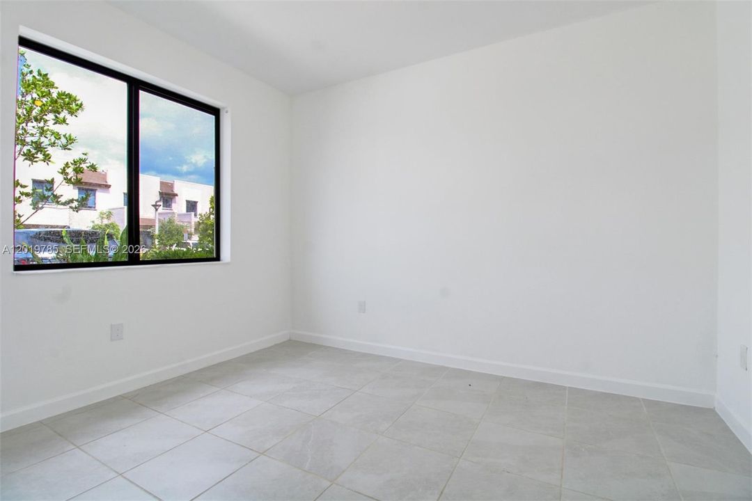 For Sale: $460,000 (3 beds, 3 baths, 1320 Square Feet)