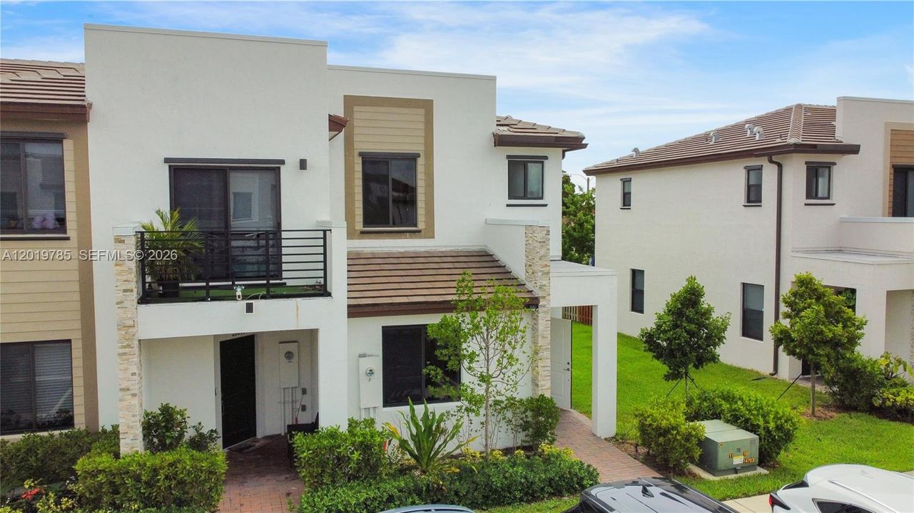 For Sale: $460,000 (3 beds, 3 baths, 1320 Square Feet)