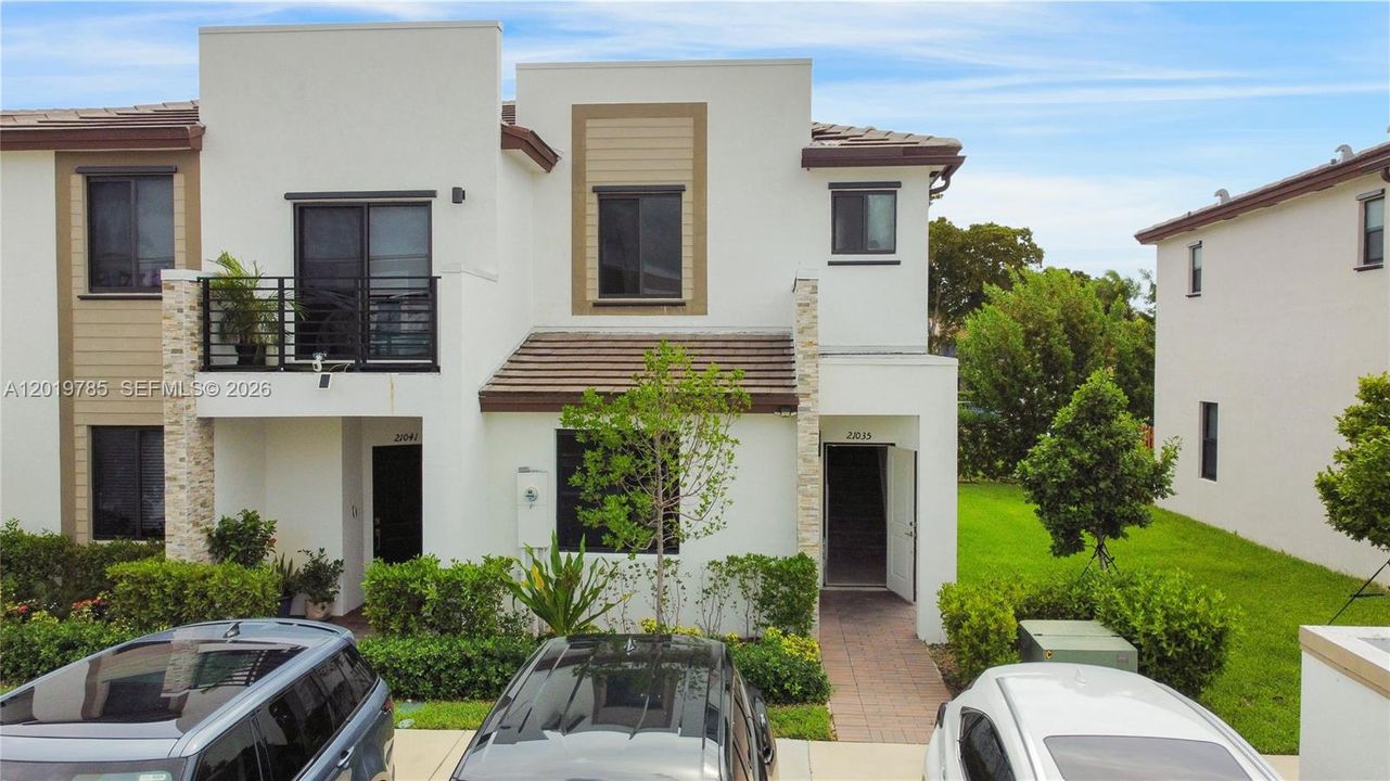For Sale: $460,000 (3 beds, 3 baths, 1320 Square Feet)