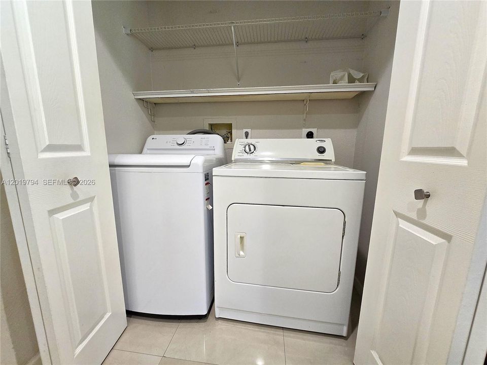 Activo con contrato: $2,200 (2 camas, 2 baños, 1096 Pies cuadrados)