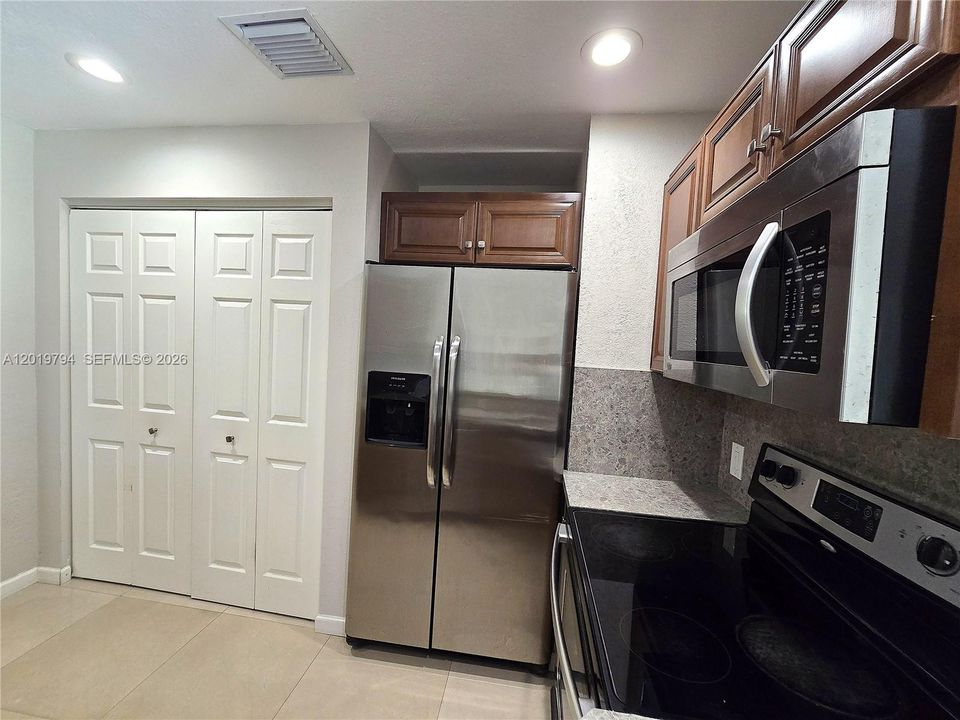Activo con contrato: $2,200 (2 camas, 2 baños, 1096 Pies cuadrados)