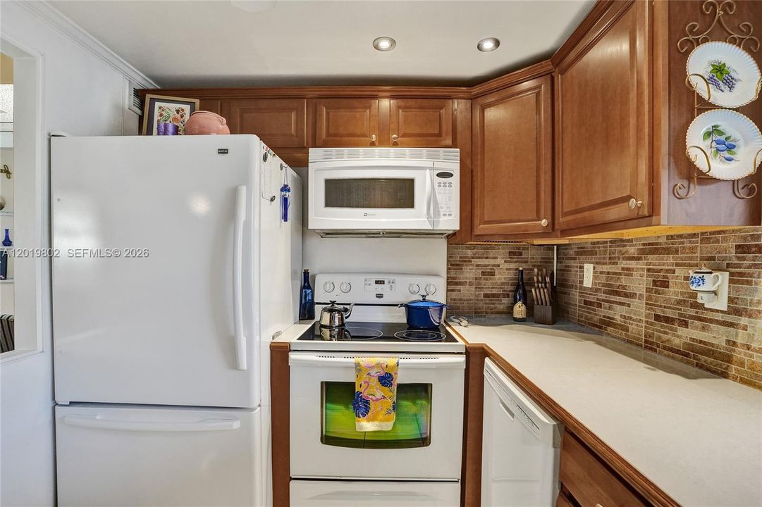 For Sale: $114,800 (2 beds, 2 baths, 950 Square Feet)