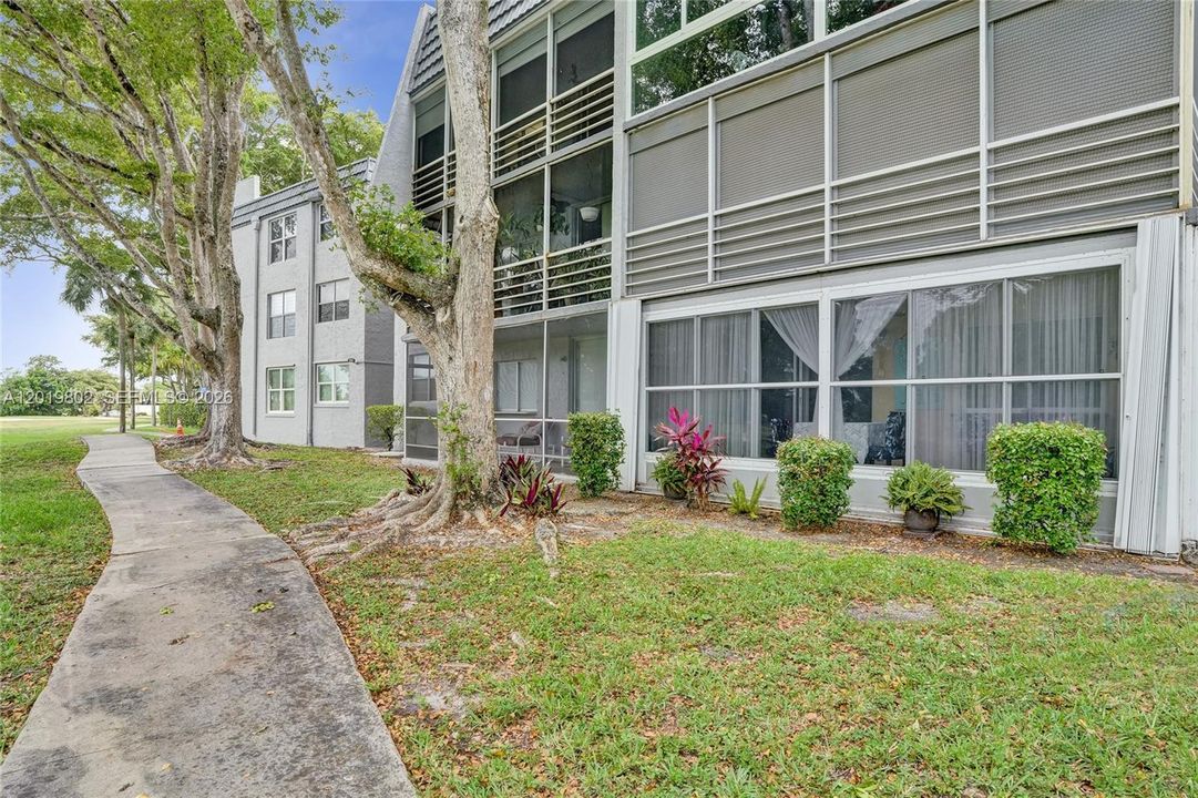 For Sale: $114,800 (2 beds, 2 baths, 950 Square Feet)