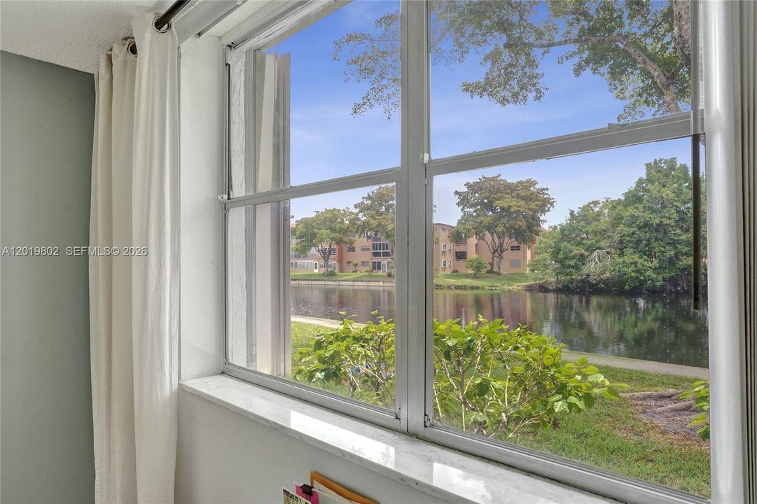 For Sale: $114,800 (2 beds, 2 baths, 950 Square Feet)