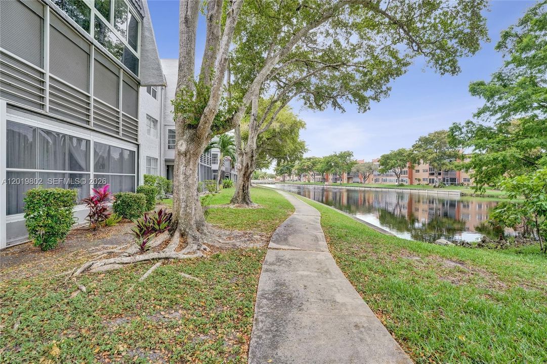 For Sale: $114,800 (2 beds, 2 baths, 950 Square Feet)