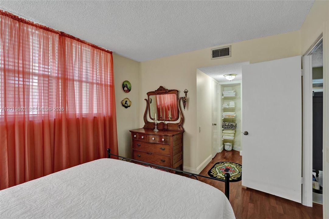 For Sale: $114,800 (2 beds, 2 baths, 950 Square Feet)
