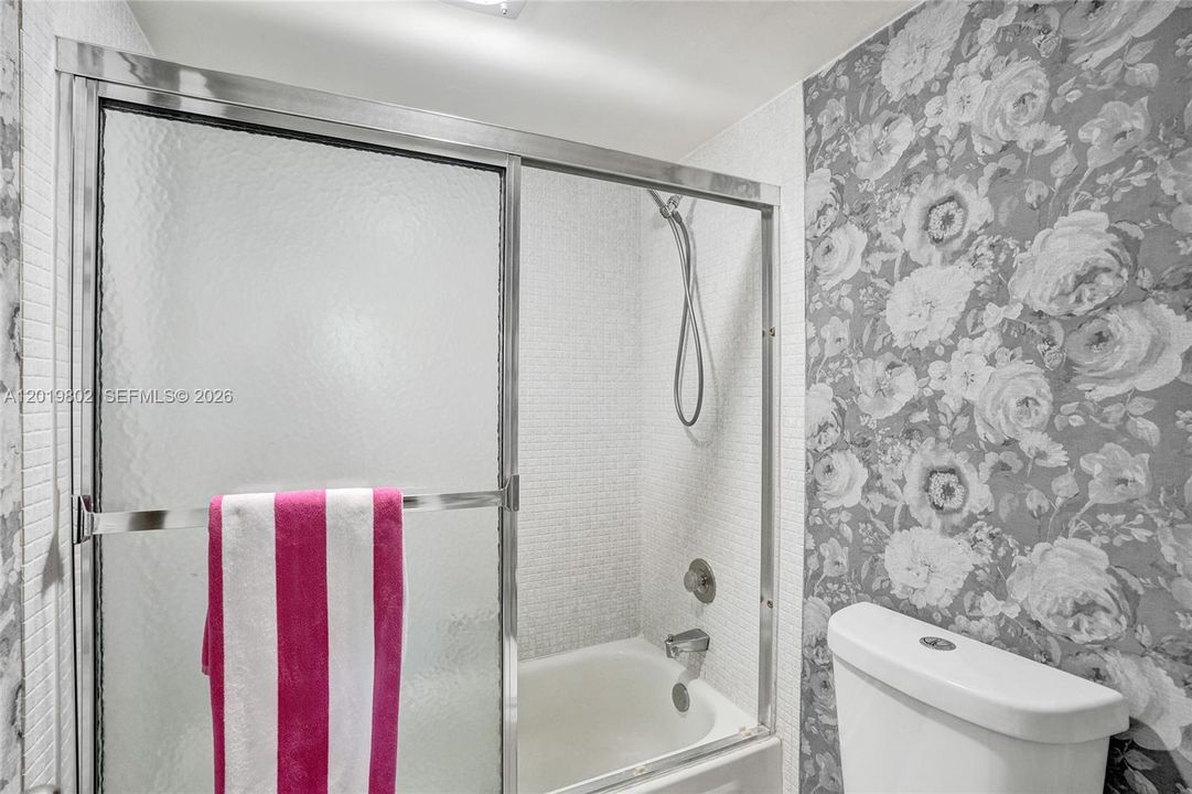 For Sale: $114,800 (2 beds, 2 baths, 950 Square Feet)
